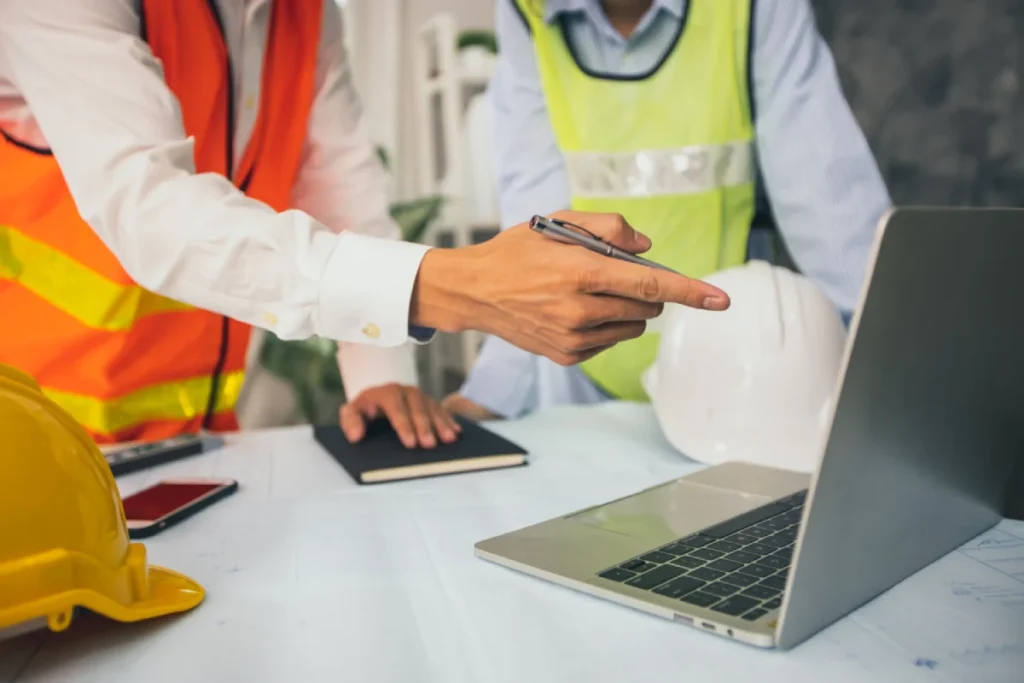 Fabrika içerisinde tehlikeli madde güvenlik danışmanlığı uzmanı ile saha denetimi